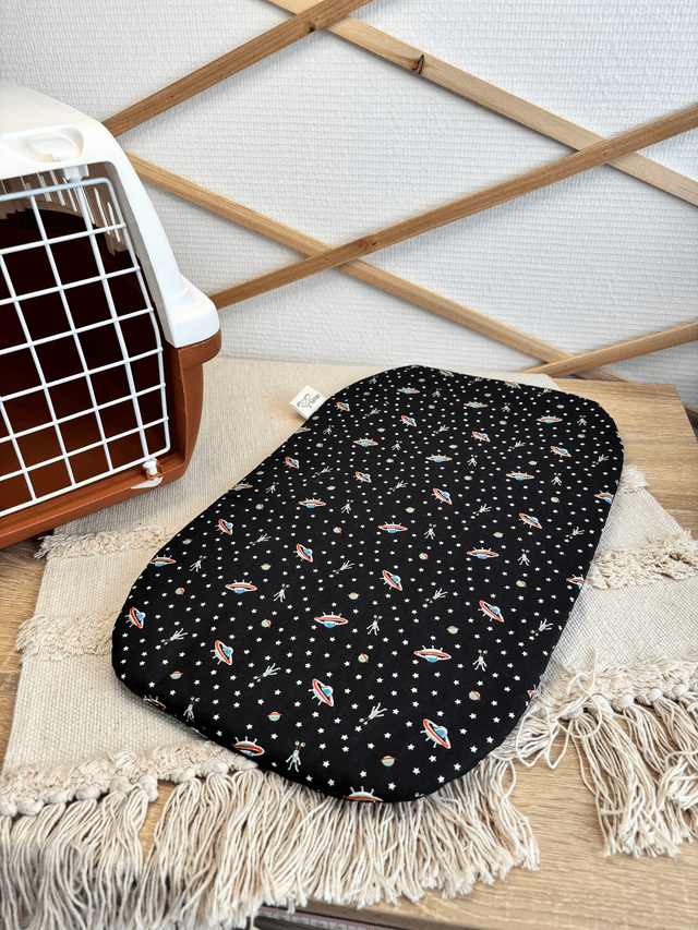 Coussin ovale "petits extraterrestres"