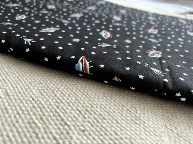 Coussin ovale "petits extraterrestres"