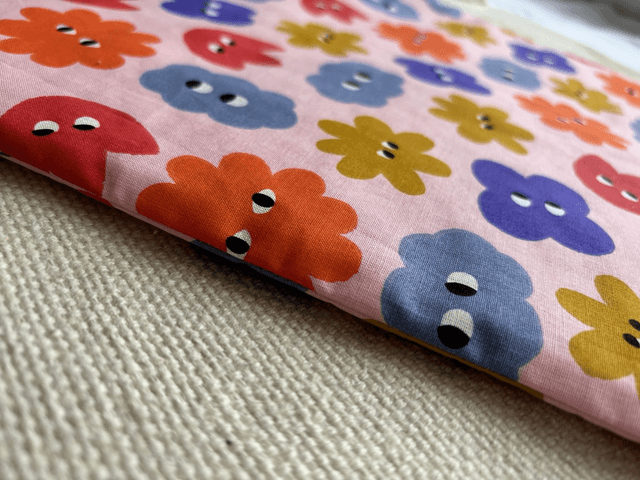 Coussin ovale "tâches mignonnes" 