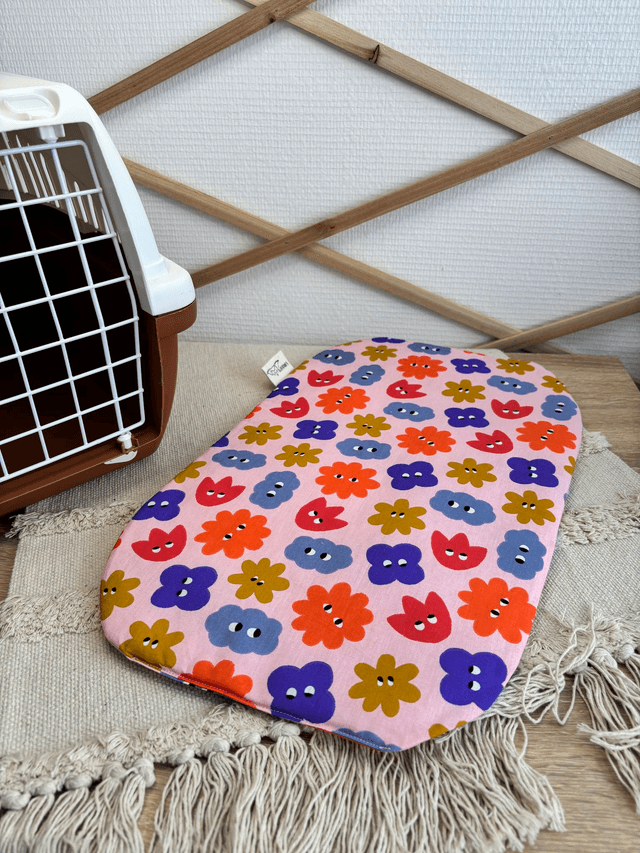 Coussin ovale "tâches mignonnes" 